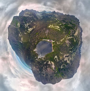 Popradske pleso 'nun güzel panoramik manzarası (bir zamanlar Rybie pleso olarak da bilinir), Slovakya' nın kuzeyindeki High Tatras, Avrupa, AB 'de bulunan bir buzul gölüdür. Güzel dünya.