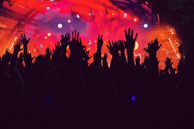 Soyut bulanık atmosfer: açık hava müzik festivali konserinden hoşlanan mutlu insanlar, el kaldırdılar ve zevk alkışladılar, aktif gece hayatı konsepti, büyük sahnede ışık ve gölge oyunu