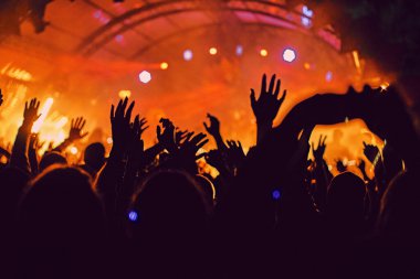 Soyut bulanık atmosfer: açık hava müzik festivali konserinden hoşlanan mutlu insanlar, el kaldırdılar ve zevk alkışladılar, aktif gece hayatı konsepti, büyük sahnede ışık ve gölge oyunu