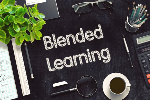 Blended Learning - Text auf schwarzer Tafel. 3D-Darstellung. — Stockfoto