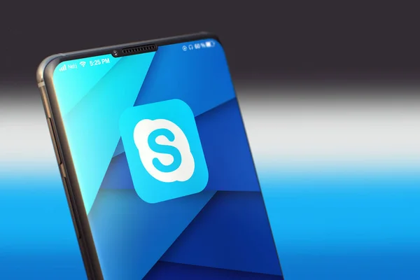 KYIV, UCRAINA-GIUGNO, 2020: Skype sullo schermo del cellulare. Concetto di social media — Foto Stock