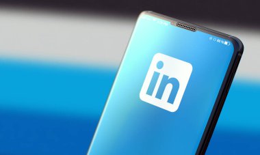 KYIV, UKRAINE-HAZİRAN, 2020: Akıllı Telefon ekranında linkedin. Sosyal Uygulama Kavramı