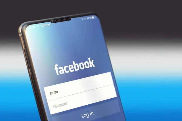 KIEW, UKRAINE-JUNI, 2020: Facebook auf dem Handy-Bildschirm. Soziales Netzwerk-Konzept — Stockfoto