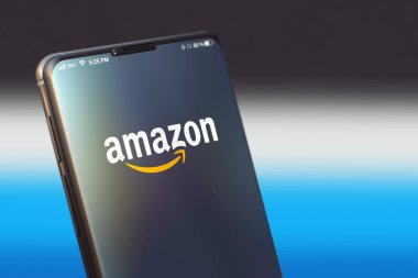 KYIV, UKRAINE-JUNE, 2020: Amazon Akıllı Telefon Ekranı.