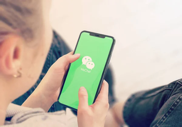 КИЕВ, УКРАИНА-ЯНВАРЬ, 2020: Wechat on Smart Phone Screen. Концепция социальной сети — стоковое фото