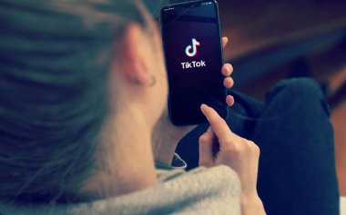 KYIV, UKRAINE-JANUARY, 2020: Cep telefonu ekranında Tiktok. Sosyal Ağ Kavramı