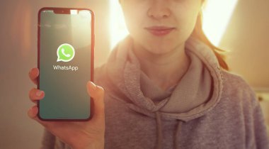 KYIV, UKRAINE-JANUARY, 2020: Whatsapp Smartphone Screen 'de. Sosyal Uygulama Kavramı