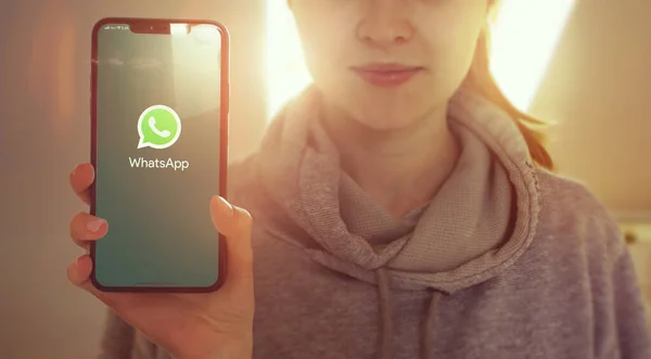 KYIV, UKRAINE-JANUARY, 2020: Whatsapp på smarttelefonskärmen. Begreppet social tillämpning — Stockfoto