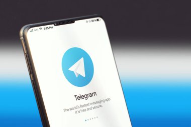 KYIV, UKRAINE-JUNE, 2020: Cep telefonu ekranında telgraf.