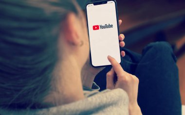 KYIV, UKRAINE-JANUARY, 2020: Cep telefonu ekranında Youtube. Sosyal Medya Kavramı