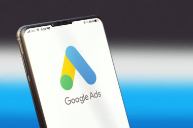 KYIV, UKRAINE-JUNE, 2020: Akıllı Telefon Ekranında Google reklamları. Sosyal Uygulama Kavramı