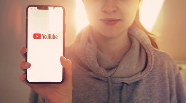 KYIV, UKRAINE-JANUARY, 2020: Cep telefonu ekranında Youtube. Sosyal Ağ Kavramı