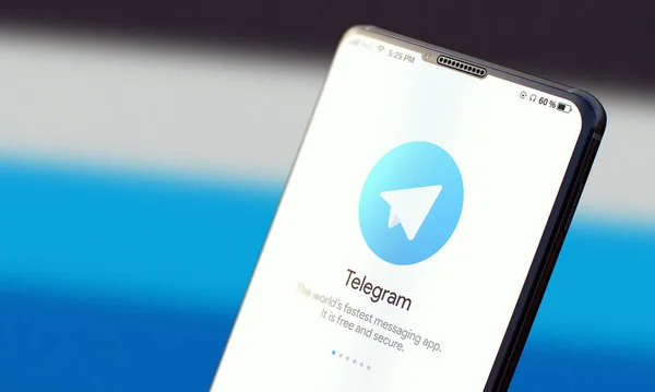 KYIV, UCRANIA-JUNIO, 2020: Telegrama en la pantalla del teléfono móvil. Concepto de aplicación social —  Fotos de Stock