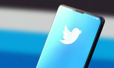 KYIV, UKRAINE-JUNE, 2020: Cep Telefonu Ekranında Twitter.