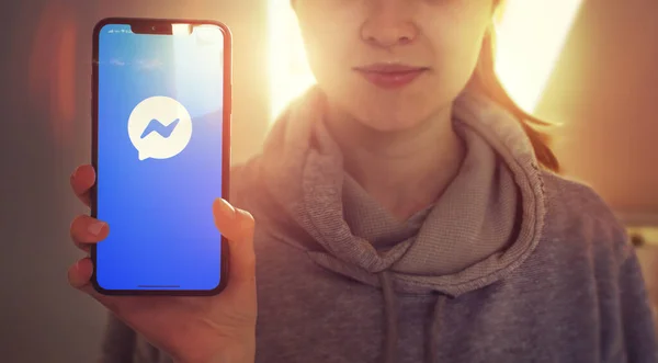 KYIV, UKRAINE-JANUARY, 2020: Facebook Messenger på Smartphone Screen. Begreppet social tillämpning — Stockfoto