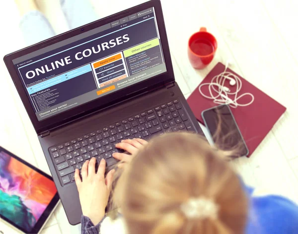 Selbstbildungs-Konzept. Online-Kurse auf tragbarem Laptop. — Stockfoto