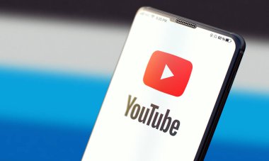 KYIV, UKRAINE-JUNE, 2020: Cep telefonu ekranında Youtube. Sosyal Uygulama Kavramı