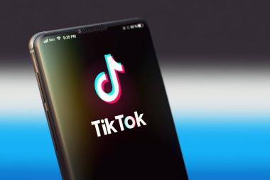 KYIV, UKRAINE-JUNE, 2020: Akıllı Telefon Ekranında Tiktok Mobil Uygulaması. Stüdyo Çekimini Tiktok Uygulamasıyla Kapat.