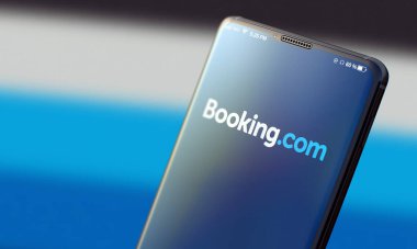 KYIV, UKRAINE-HAZİRAN, 2020: Cep telefonu ekranında rezervasyon.