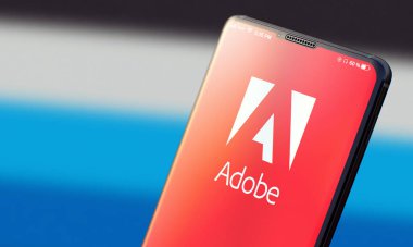 KYIV, UKRAINE-JUNE, 2020: Akıllı Telefon Ekranında Adobe.