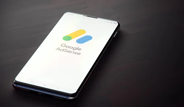 KYIV, UCRAINA-GIUGNO, 2020: Google Adsense sullo schermo dello Smart Phone. Concetto di applicazione sociale — Foto Stock