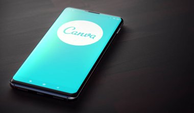 KYIV, UKRAINE-JUNE, 2020: Cep telefonu ekranında Canva. Sosyal Ağ Kavramı