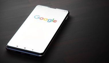 KYIV, UKRAINE-OCTOBER, 2020: Google Cep Telefonu Ekranı.
