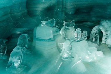 İsviçre Jungfraujoch tren istasyonunda Jungfraujoch buz tünelde güzel buz heykelleri
