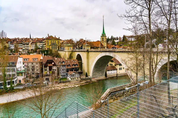 Eski Şehir Merkezi Bern Aare Sviçre Nehri Üzerinde Nydeggbruke Köprü — Stok fotoğraf