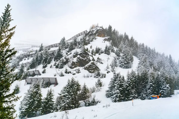 スイスのユングフラウで水駅付近雪崩防護壁と雪に覆われた山の高山の風景 — ストック写真