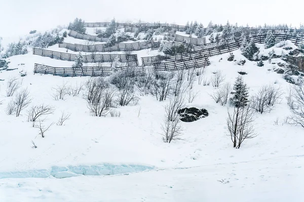 Vista Montaña Cubierta Nieve Con Barrera Protección Contra Avalanchas Día —  Fotos de Stock