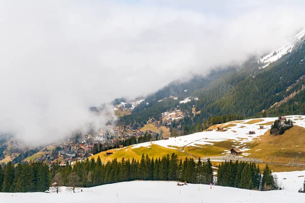 スイスのアルプスの谷山霧ラウターブルンネン村の空撮 — ストック写真