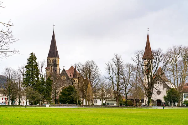 Visa Katolska Och Protestantiska Kyrkor Den Välkända Turist Destinationsstaden Interlaken — Stockfoto