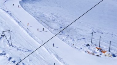 Bir grup insan İsviçre Zermatt köyde Klein Matterhorn tepe üzerinde kayak pistinde Kayak