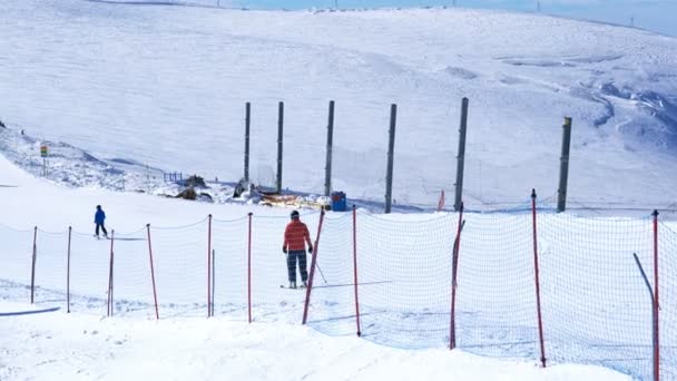 Personer Som Skidåkning Skidorten Klein Matterhorn Zermatt Village Schweiz — Stockvideo