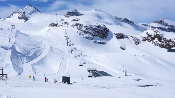 在阳光明媚的日子里 人们在克莱恩洛文兹 麦特洪滑雪跑道上滑雪 在后台的 Sli 瑞士马特里村 — 图库视频影像