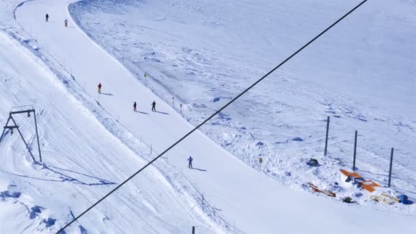 Groep Mensen Skiën Skipiste Piek Klein Matterhorn Zermatt Dorp Zwitserland — Stockvideo