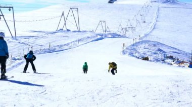 Kayak kayak Klein Matterhorn güneşli bir günde İsviçre Zermatt köyü'nde iz insanlar