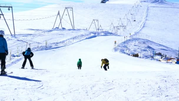 Gente Esquiando Pista Esquí Klein Matterhorn Día Soleado Zermatt Village — Vídeo de stock