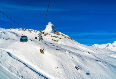Teleferik kar için görünümünü Klein Matterhorn tepe istasyonu İsviçre Zermatt köyü'nde kaplı