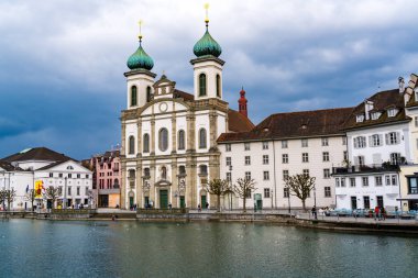 Lucerne, İsviçre - 30 Mart 2018: Lucerne tarihi merkezi barok Cizvit Kilisesi St Francis Xavier ve göl ile görünümünü.