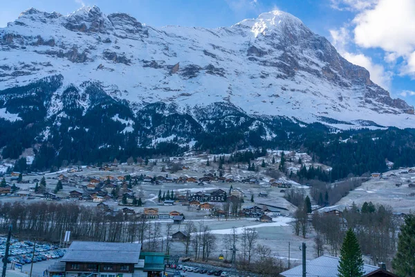 Sviçre Alpleri Dağ Vadisinde Ünlü Lauterbrunnen Köyün Görünümü — Stok fotoğraf