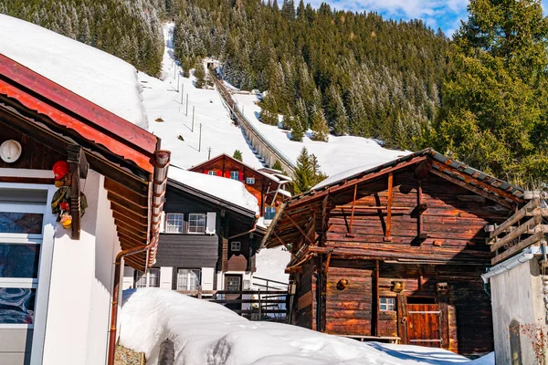 Murren Köyü Görünümünde Dağ Demiryolu Ile Güneşli Gün — Stok fotoğraf