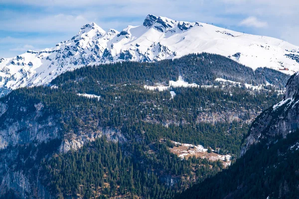 Sabah İsviçre Kayak parça kayak kayakçı ile güzel kar Dağı'nda Lauterbrunnen görünümünü