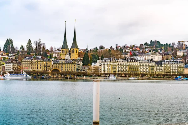 Lucerne, İsviçre - 30 Mart 2018: Tarihi eski Lucerne St Leodegar Kilisesi ve Dört Kanton Gölü İsviçre Cityscape