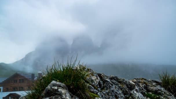 意大利北部白云岩山的时间推移随着雨云和薄雾飘过 — 图库视频影像