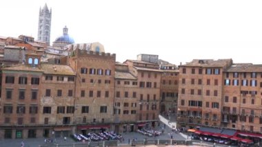Siena, İtalya - 11 Haziran 2018: Ortaçağ şehir, Siena adlı fan görünümünü s ve İtalya Siena Katedrali'nin Bina Ortaçağ tuğla ile merkezi kare Piazza del Campo şeklinde