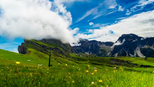Upływ Czasu Ruchu Chmur Pięknej Górskiej Włochy Dolomity Latem Trawa — Wideo stockowe