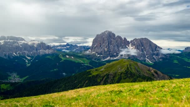 Krásná Krajina Vysokých Hor Létě Dolomity Pohybující Dešťové Mraky Květy — Stock video