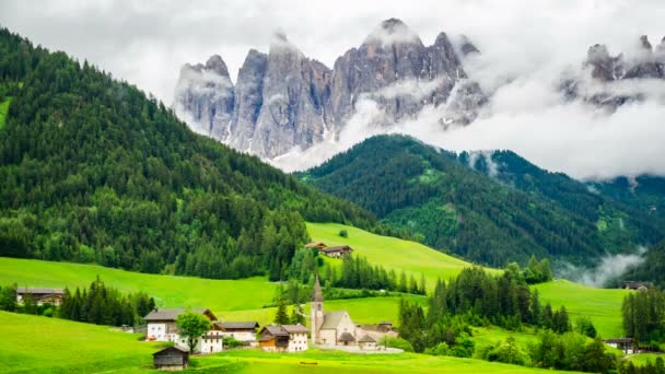 Zaman Atlamalı Bulutların Üzerinde Mount Geissler Spitzen Val Funes Valley — Stok video